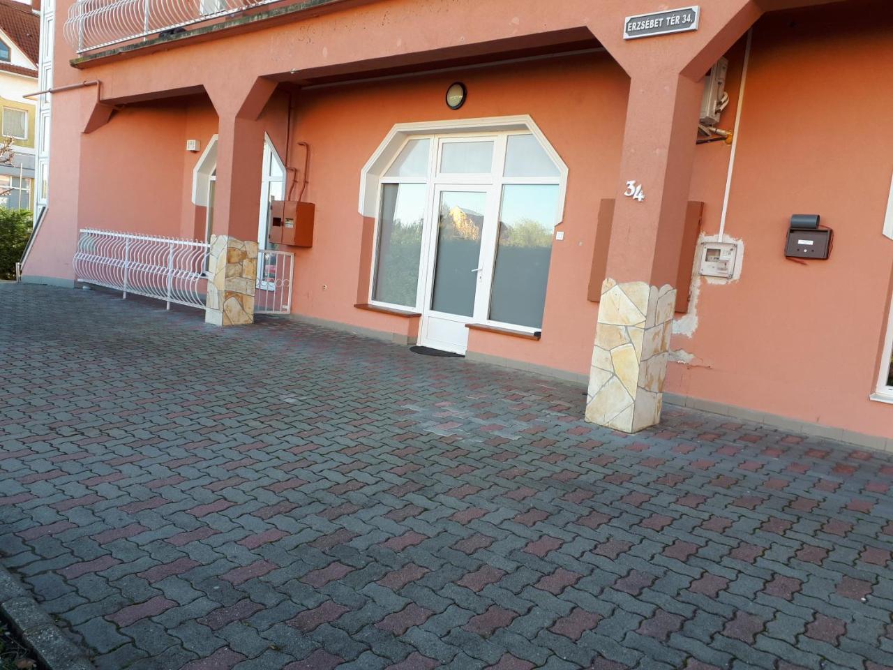 Kertvárosi Apartman II Tiszaújváros Esterno foto