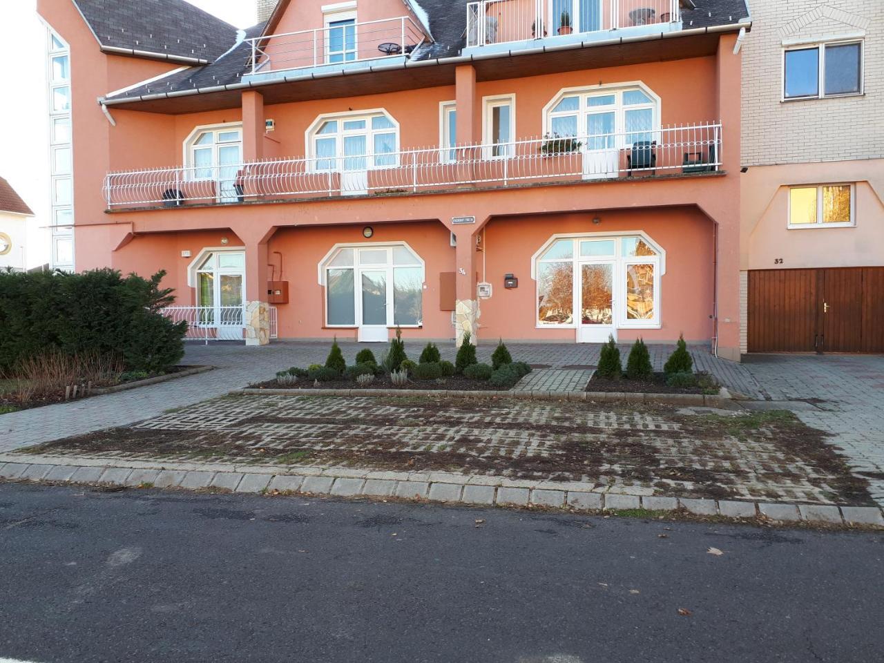 Kertvárosi Apartman II Tiszaújváros Esterno foto